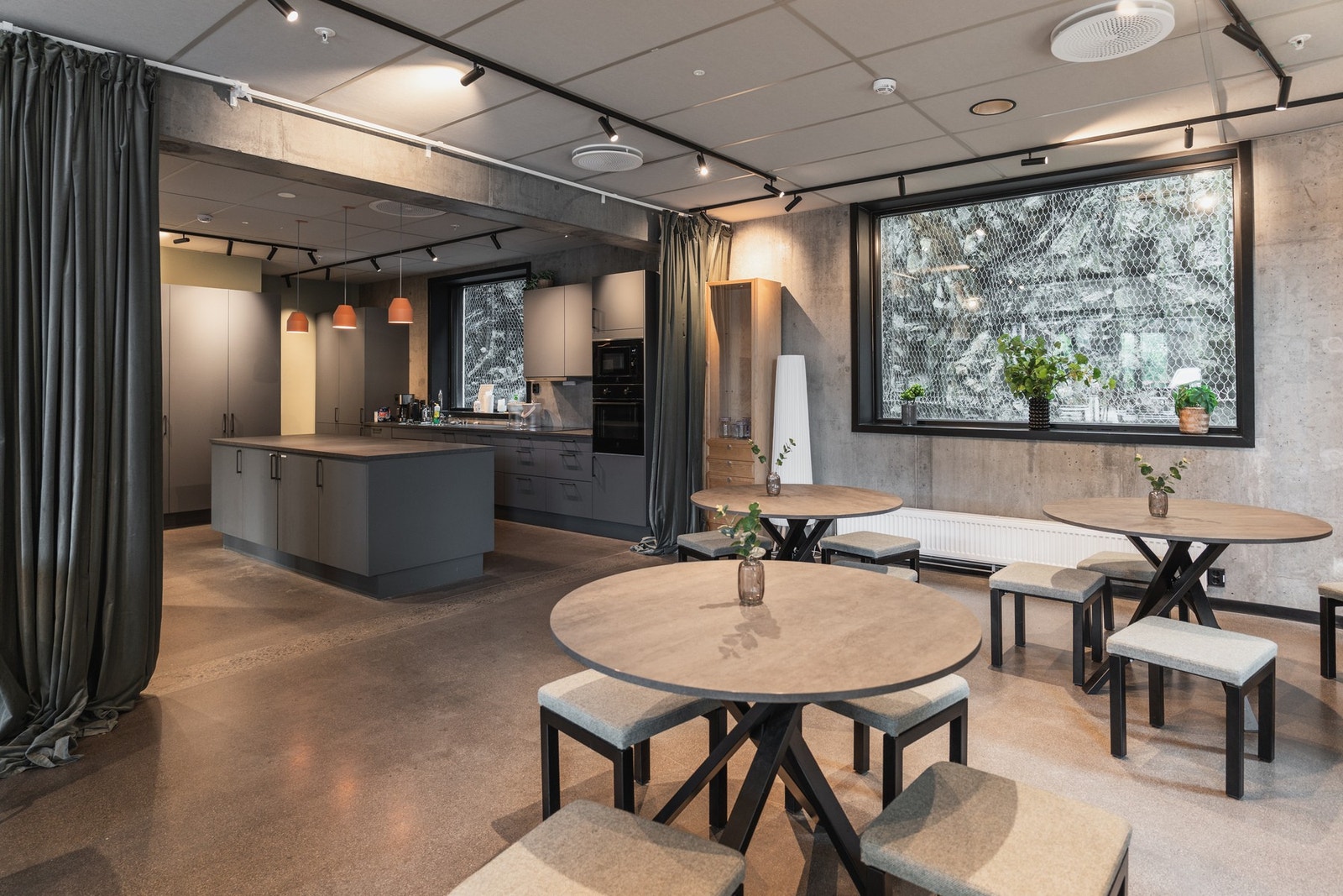 Det felles selskapslokalet kan reserveres for private arrangementer, og fritt benyttes sammen med øvrige beboere utover reserverte tider. Her har naboene samlet seg for felles juleverksted, strikkeklubb og kokkekurs. Galleribilde