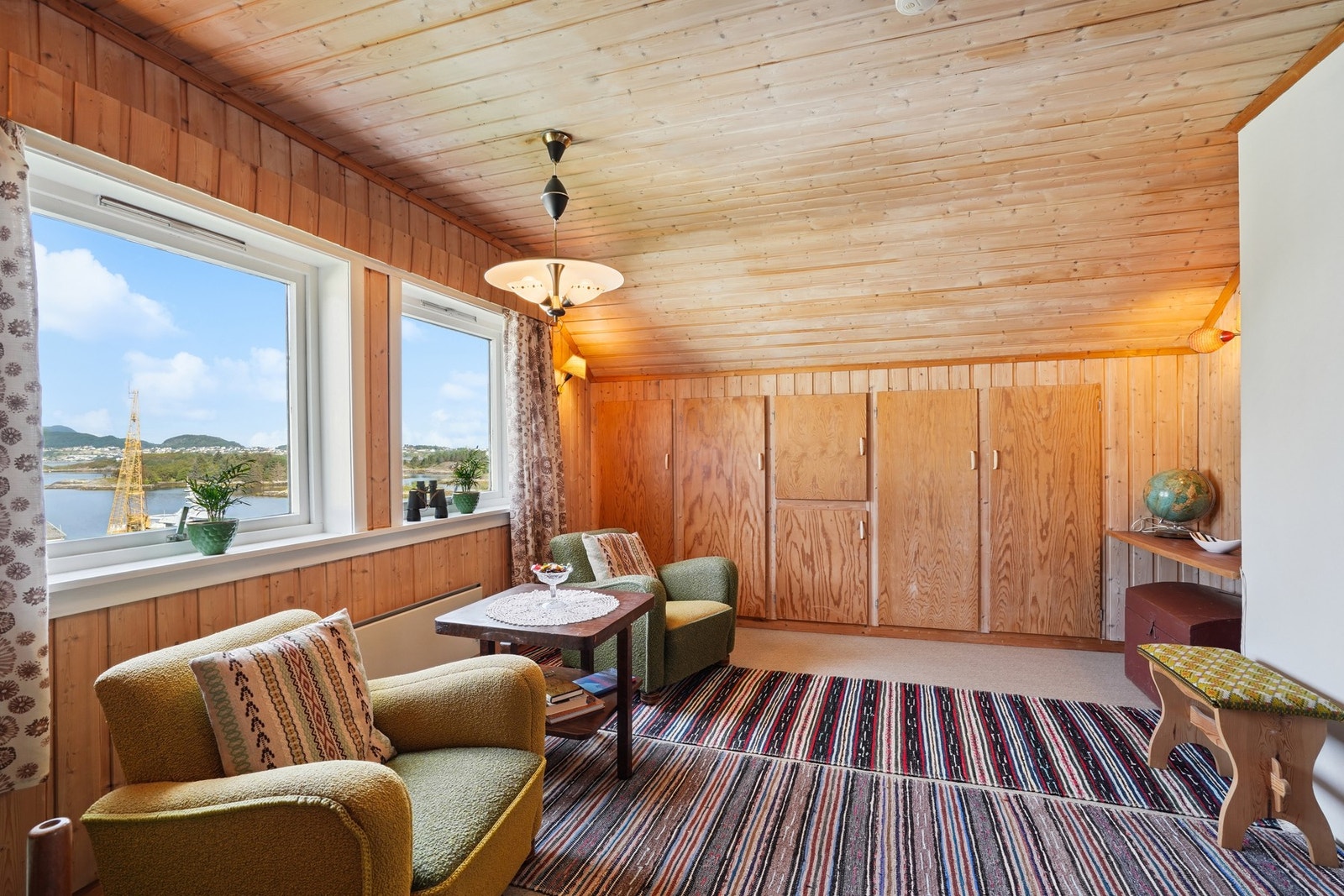 Godt med oppbevaringsplass i plassbygd skap. Galleribilde