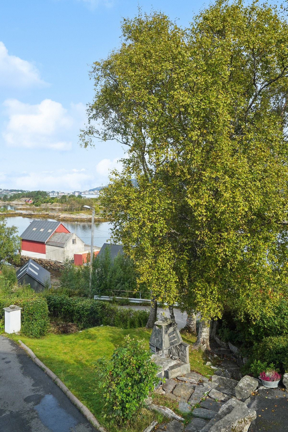 Fra eiendommen er det kort vei til sjøen. Galleribilde