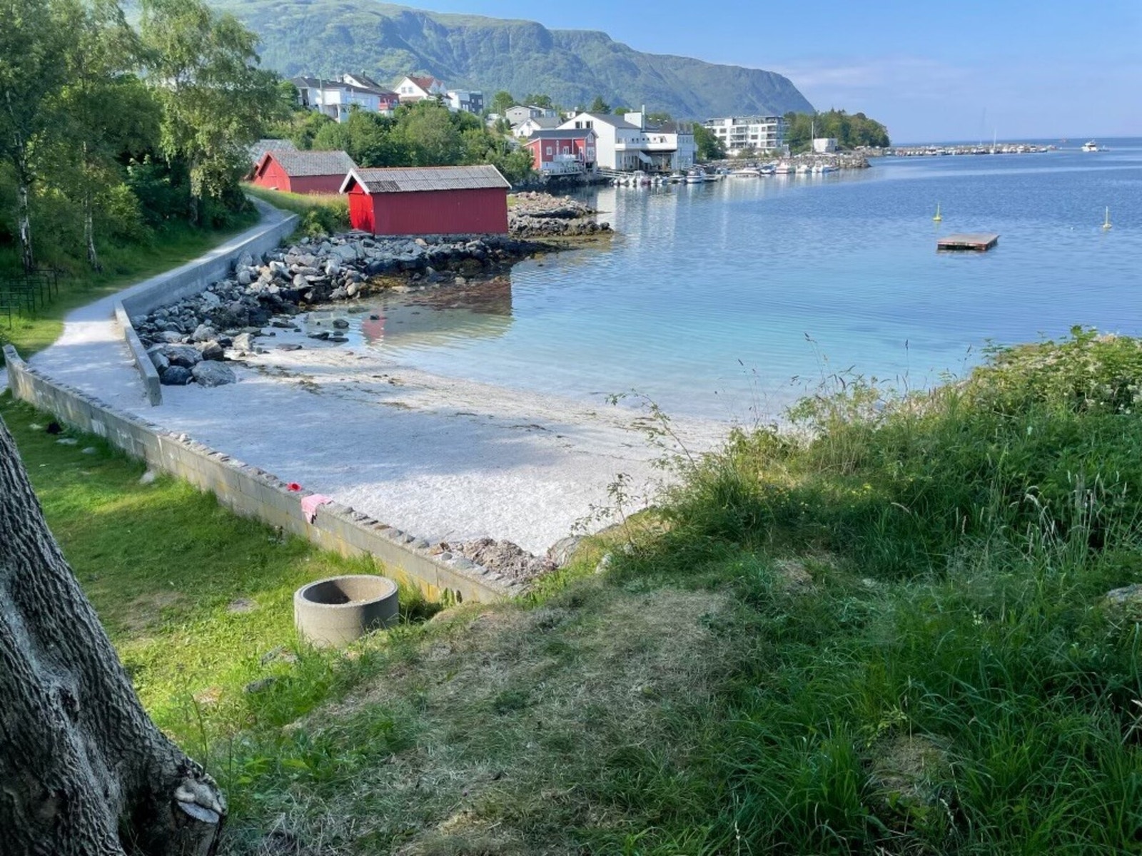 Kun 700 meter fra eiendommen ligger Bolvika Vel hvor du har badestrand, grillmuligheter, sittegrupper, lekeplass og gapahuk. Galleribilde