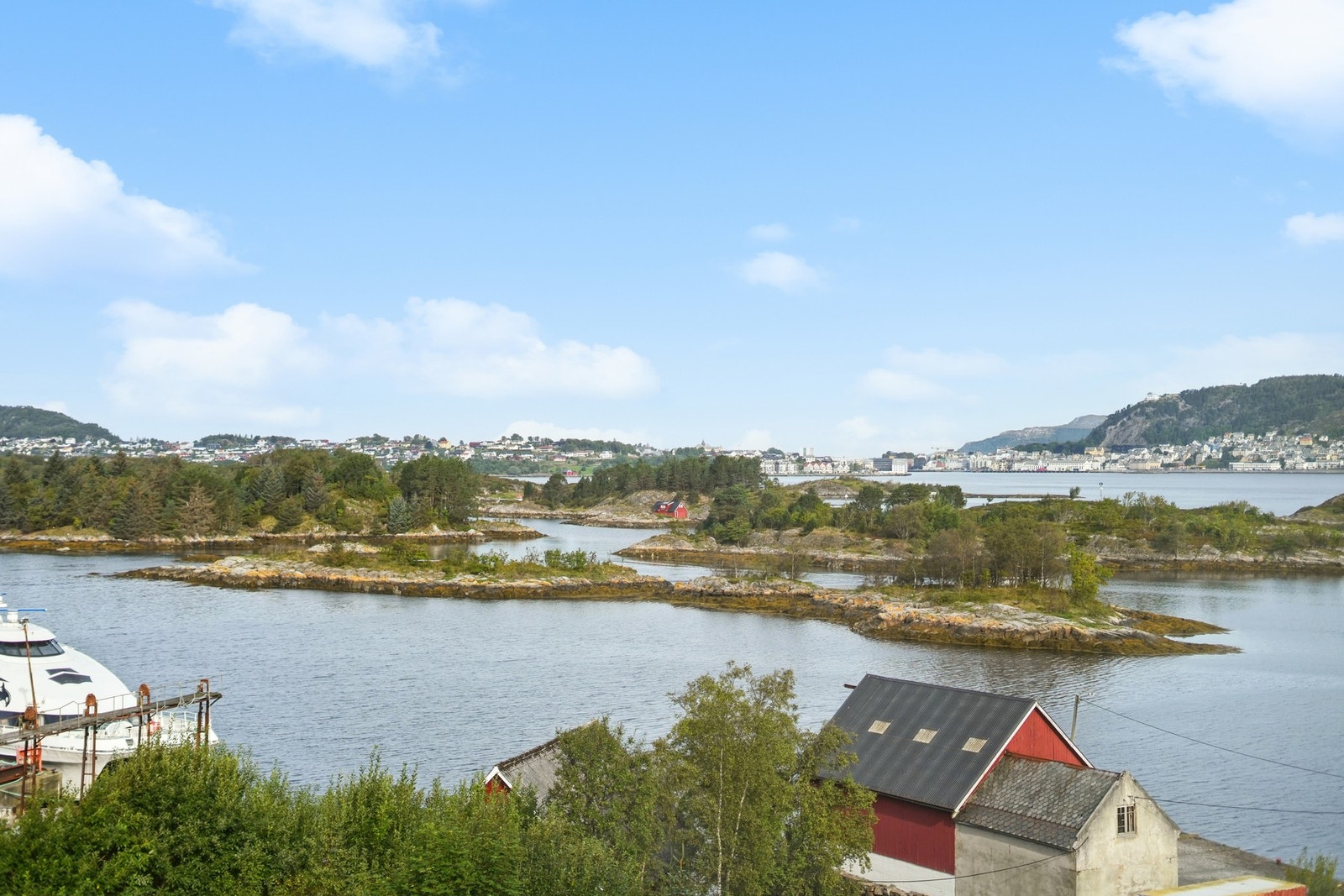 - med nydelig sjøutsikt og ypperlige solforhold fra tidlig morgen til sent på kveld. Galleribilde