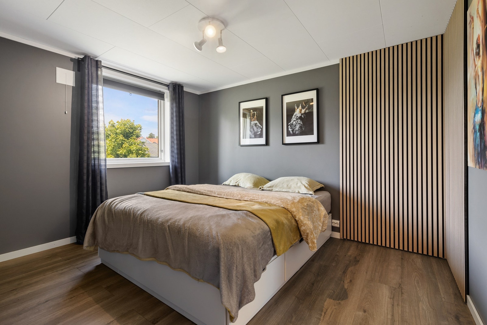 Soverom 4/ tv-stue i u.etg med flott eik spilevegg Galleribilde