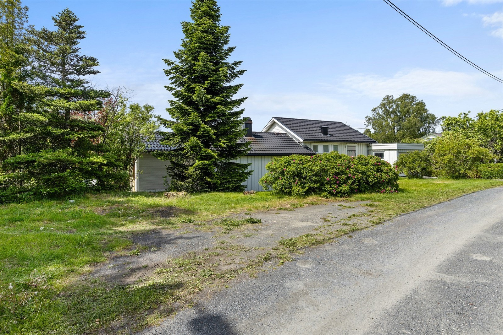 Ekstra parkeringsplass på oppsiden av eiendommen Galleribilde