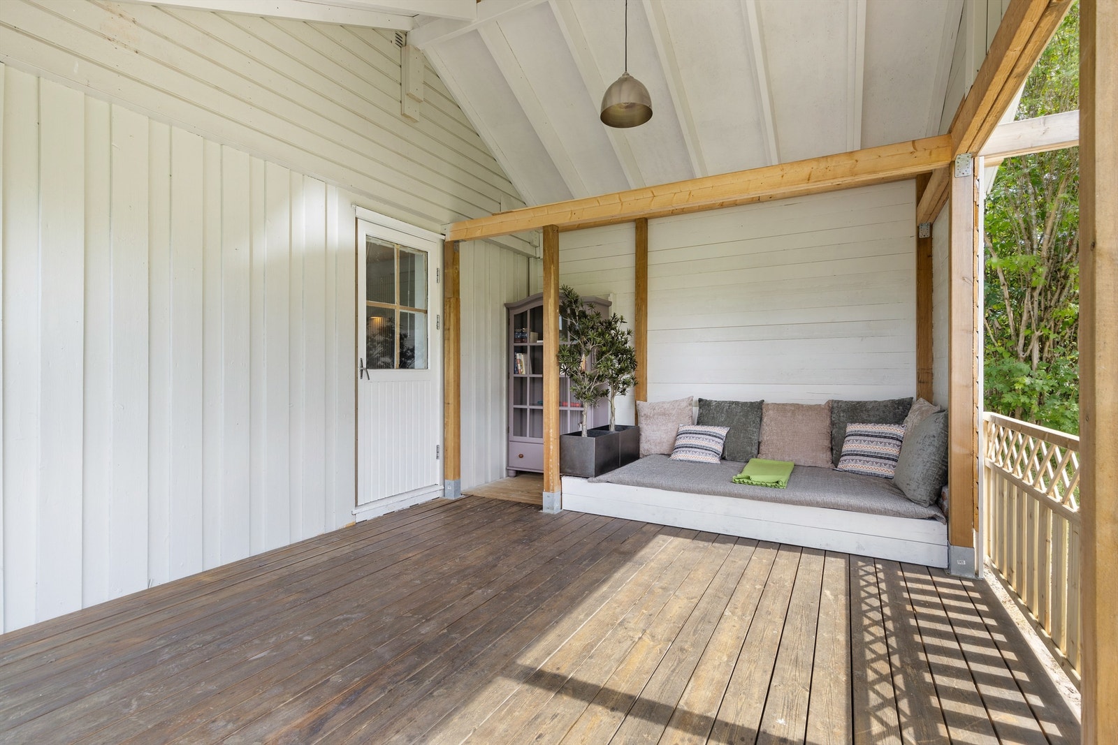 Koselig overbygget terrasse utenfor stuen Galleribilde