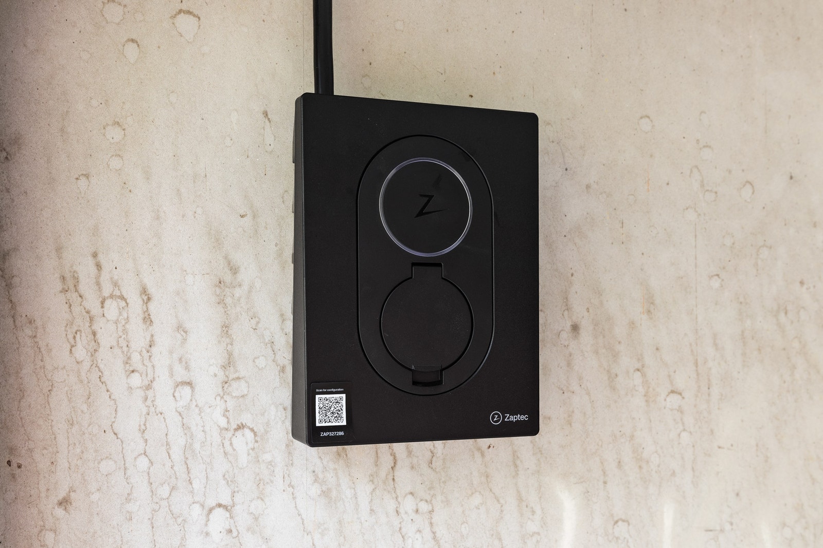 El-bil lader i garasjen Galleribilde