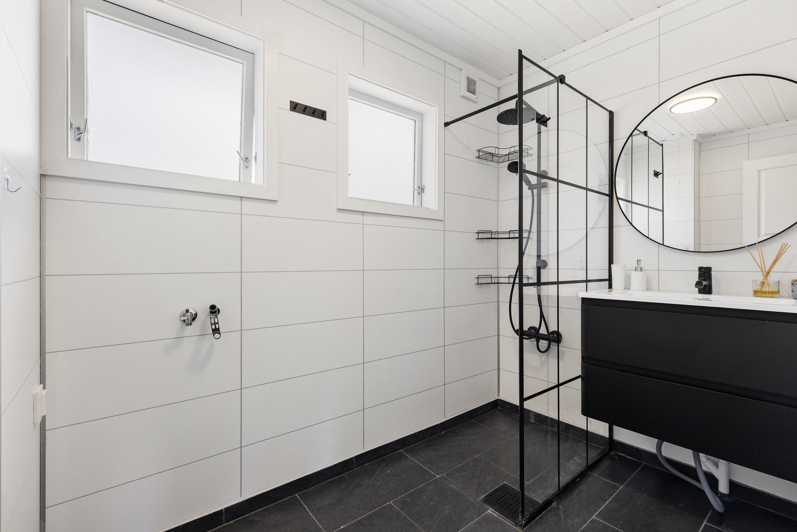 Flislagt bad med åpen dusj Galleribilde