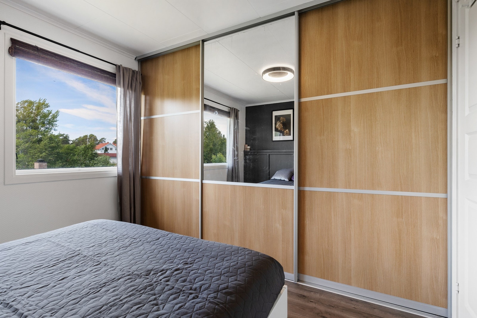 Skyvegarderobe i soverom 1 Galleribilde