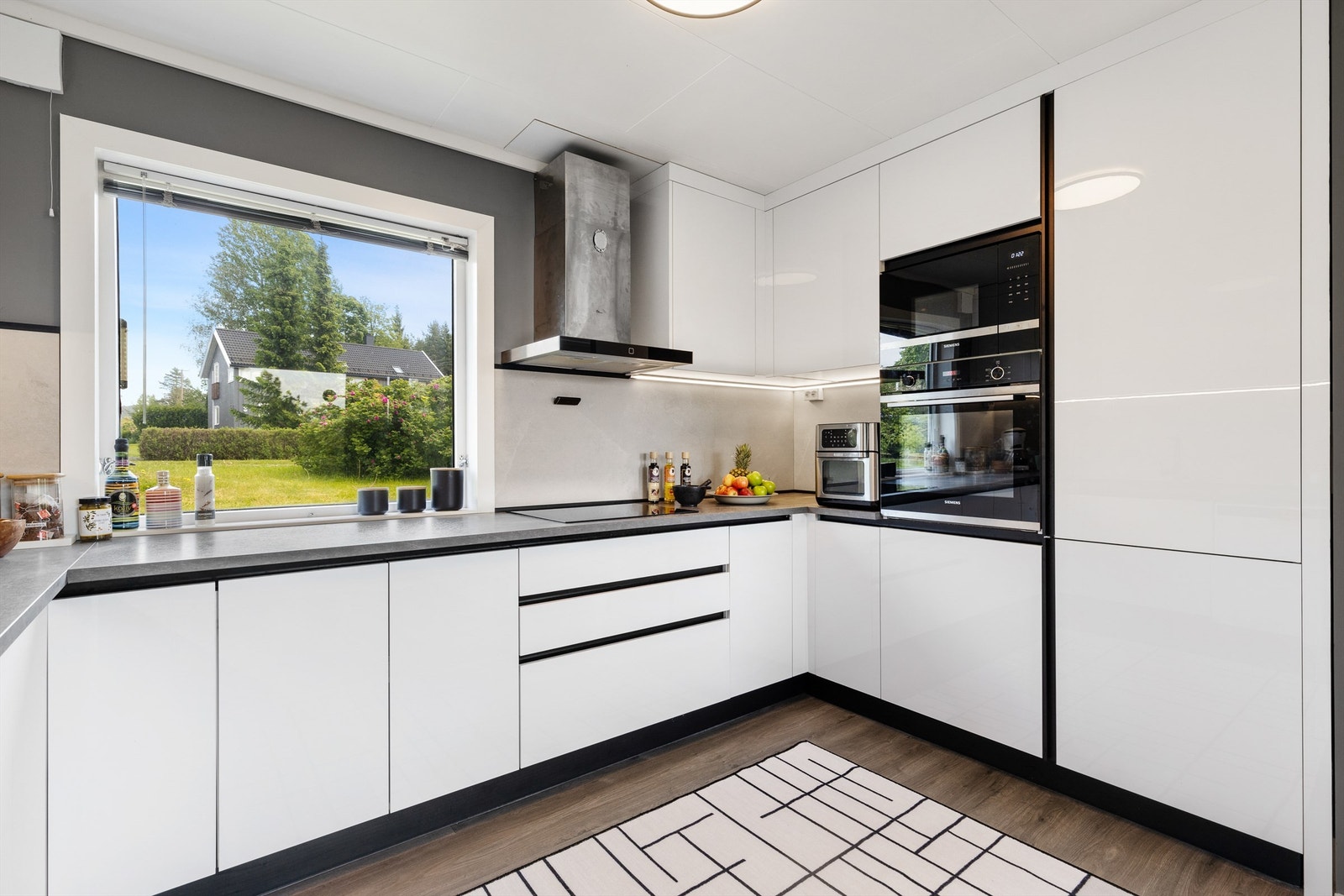 Kjøkken med integrerte hvitevarer Galleribilde