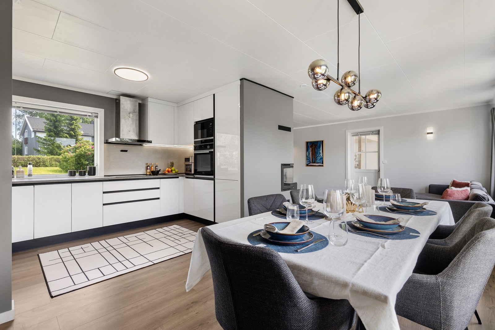 Åpen løsning mellom kjøkken og spisestuen Galleribilde