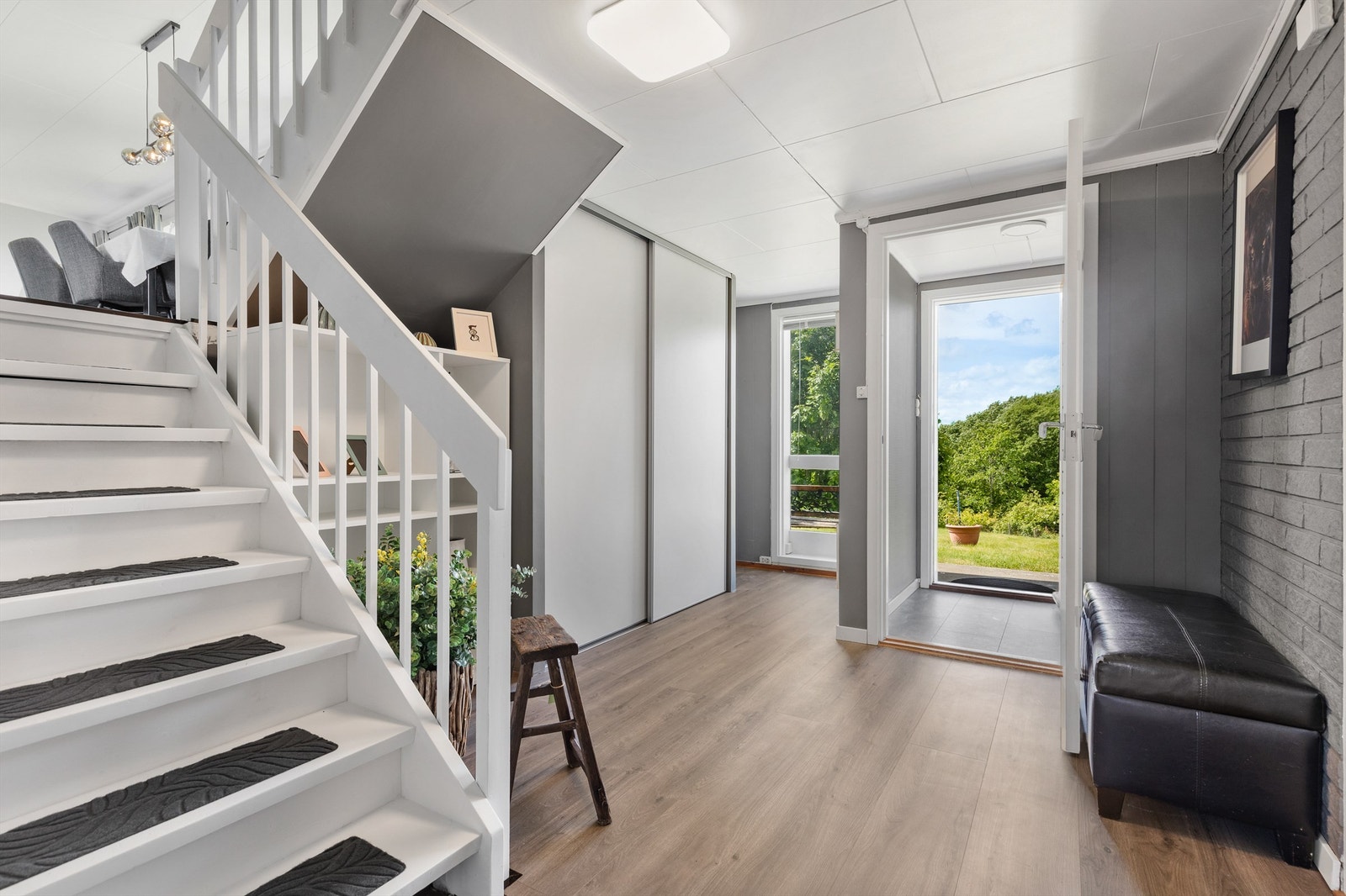 Praktisk hall med skyvegarderobe Galleribilde