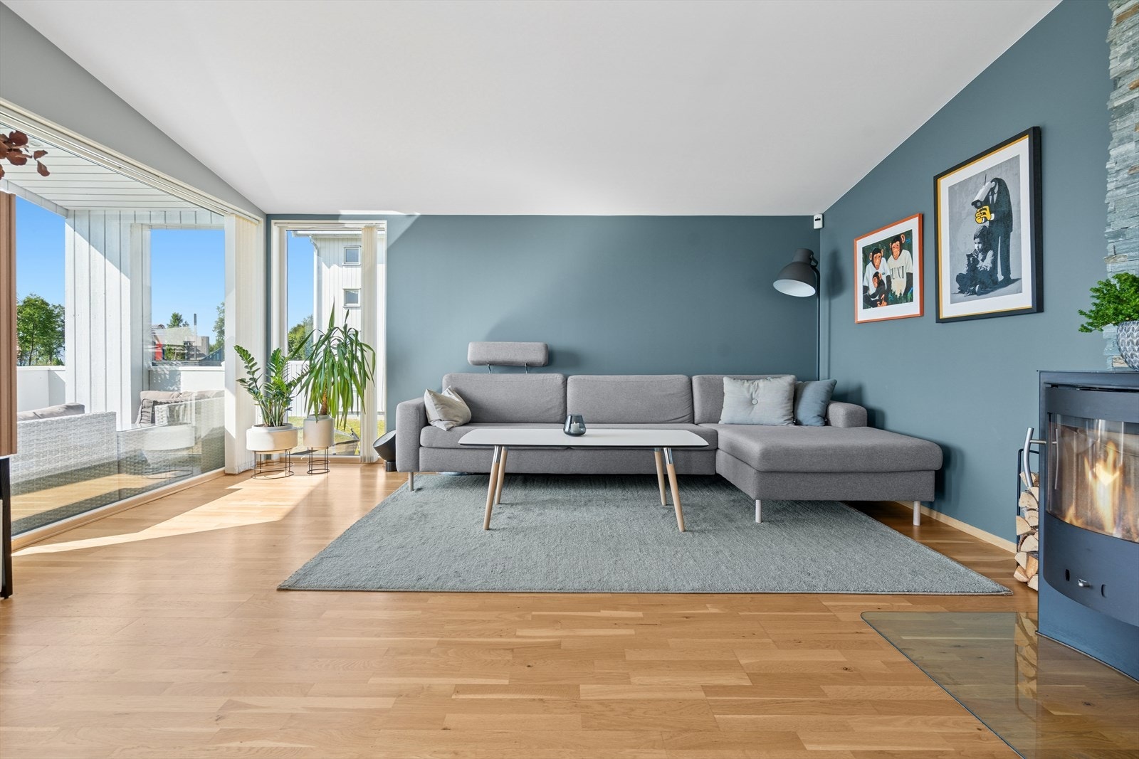 Den møbleringsvennlige utformingen gir plass til sofakrok - Stuen har ildsted som gir hygge og ikke minst rask oppvarming Galleribilde