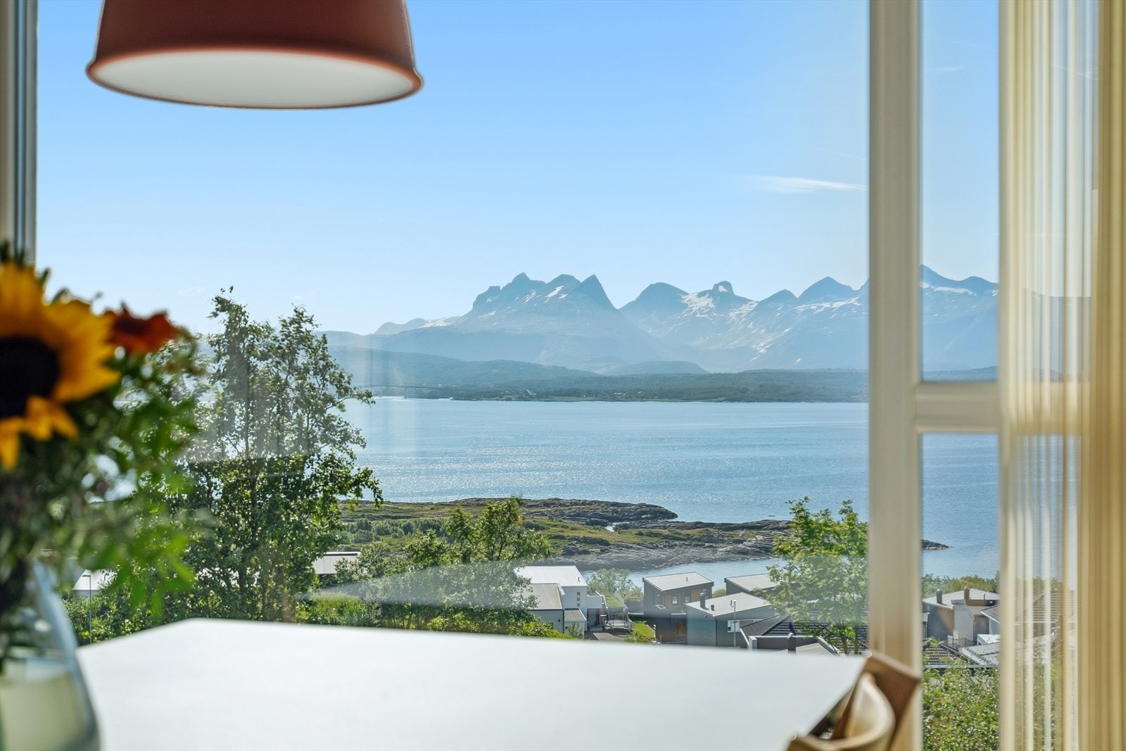 Her ser du ut over Saltfjorden med de majestetiske Børvasstindan i bakgrunnen Galleribilde