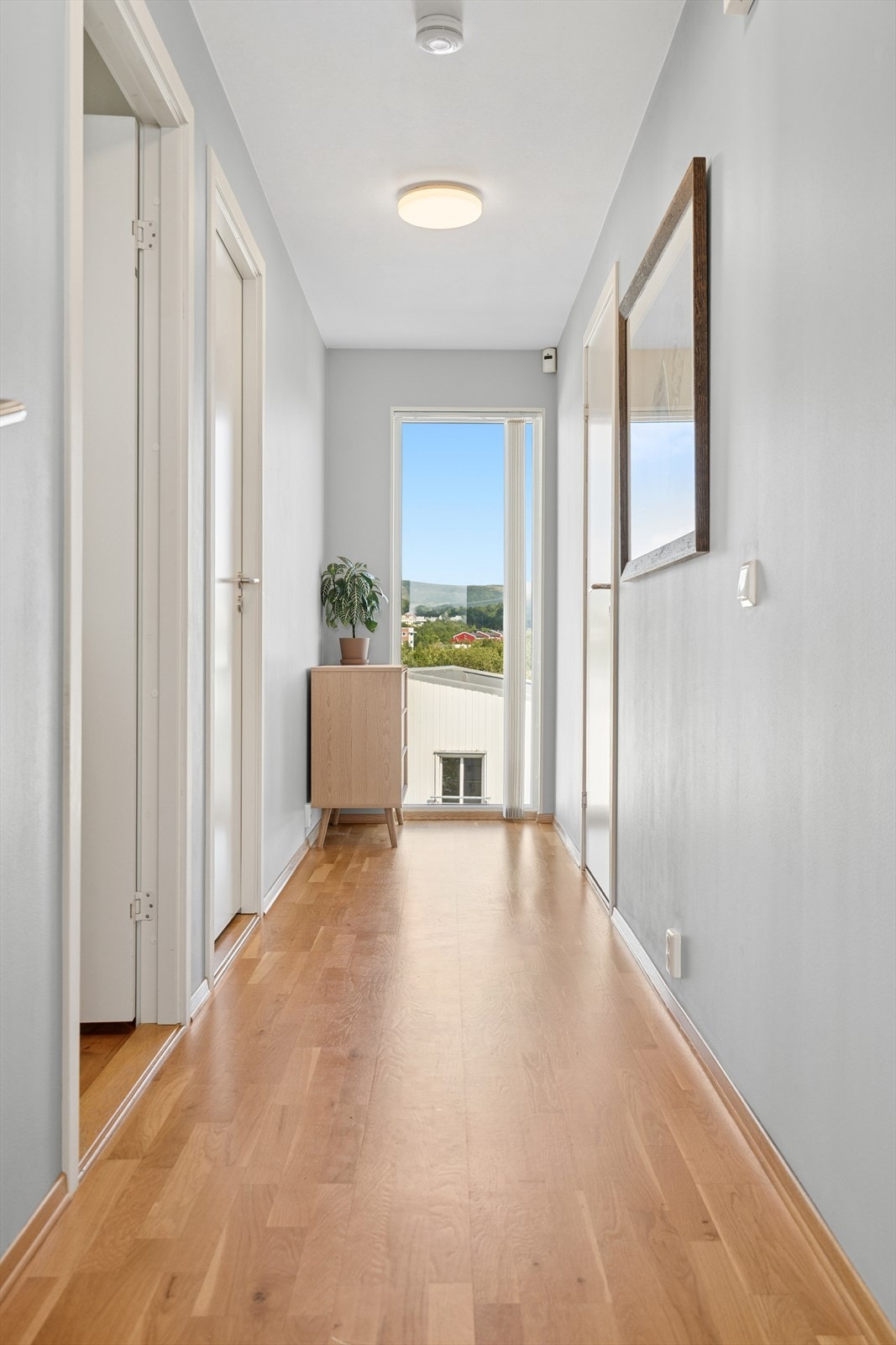 Fra gangen er det tilkomst til begge soverommene og badet Galleribilde