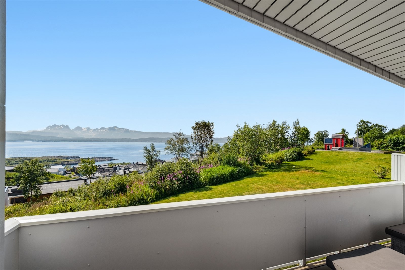 Nydelig utsikt over både fjord og fjell - Selger opplyser om at man har sol på balkongen til ca. 18:00 midtsommerstid. På nordsiden er det sol til langt utpå kvelden. Galleribilde