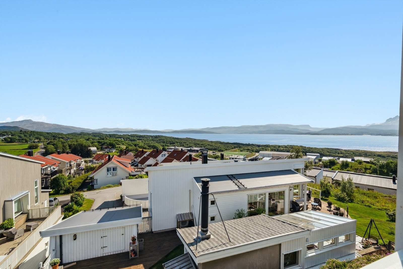 Utsikt fra terrasse ved inngangspartiet - Her nyter du morgensol og utsikt mot øst og mot nord! Galleribilde