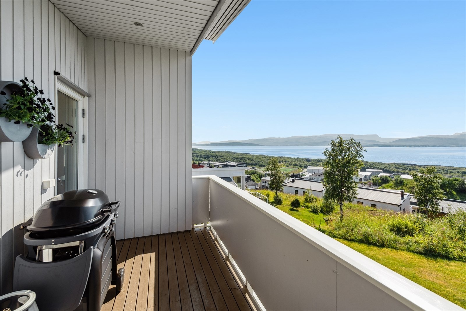 Sørvendt og luftig balkong med gode solforhold. Galleribilde
