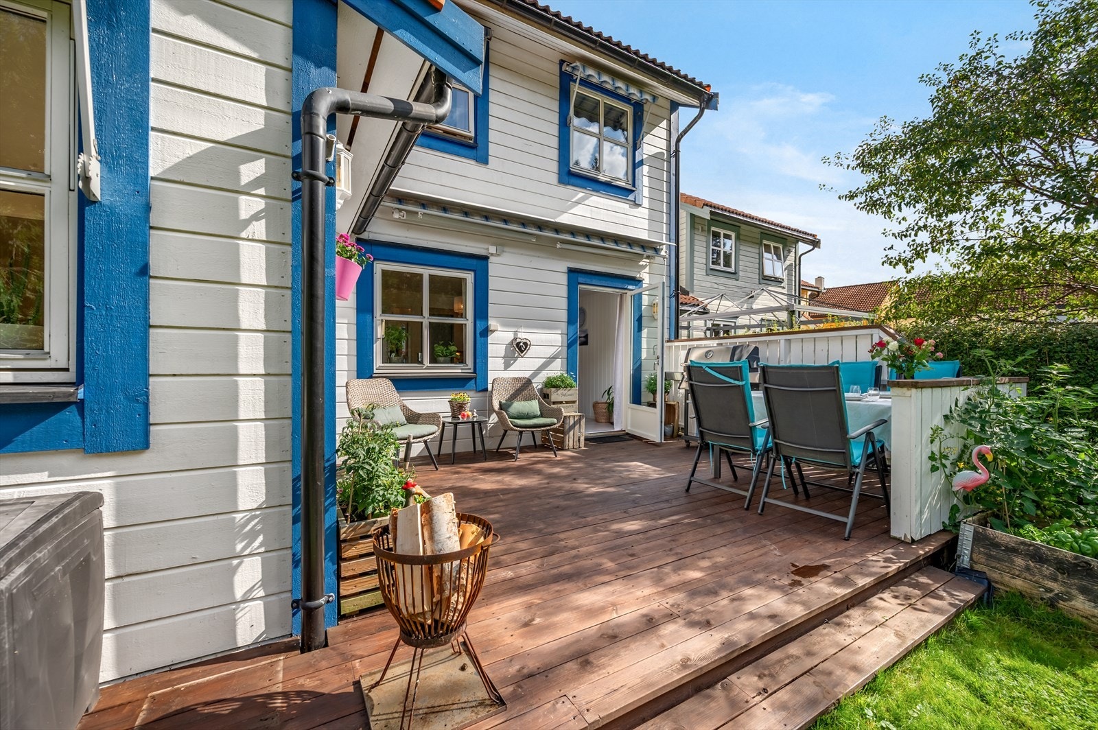 Dette er virkelig det perfekte stedet å nyte sommerdagene. Uteplasssen har markise. Galleribilde