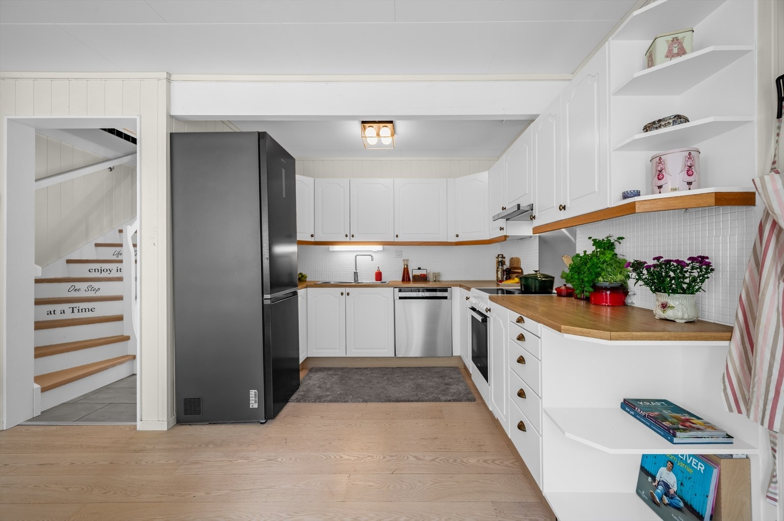 Kjøkkenet ligger i åpen løsning med stuen. God oppbevaringsplass i over- og underskap. Galleribilde