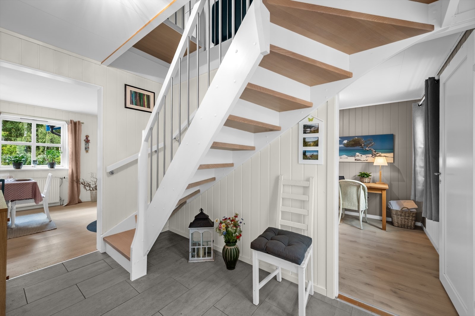 Gulvet i entreen har varme, belagt med mørke fliser og byr ellers på en lys gjennomførelse hvor det blir hyggelig å ønske sine gjester velkommen inn! Galleribilde