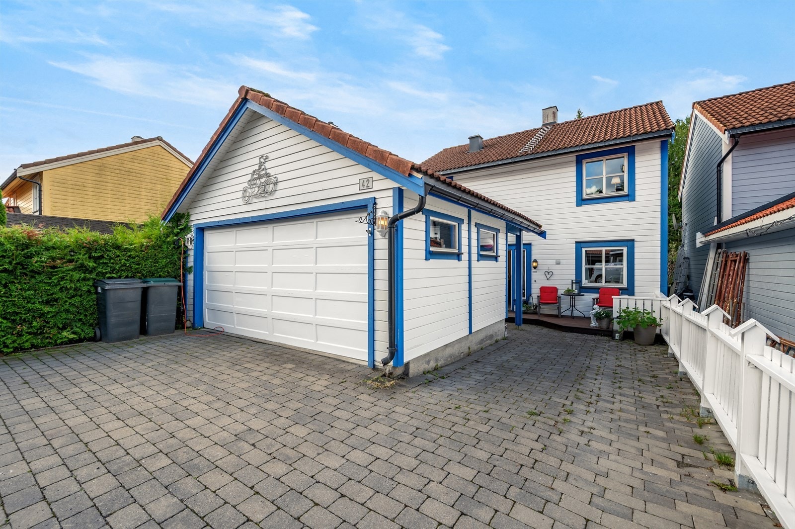 Parkeringsplass i egen, romslig garasje på ca. 26 m². I tillegg er det biloppstillingsplass foran garasjen. Galleribilde