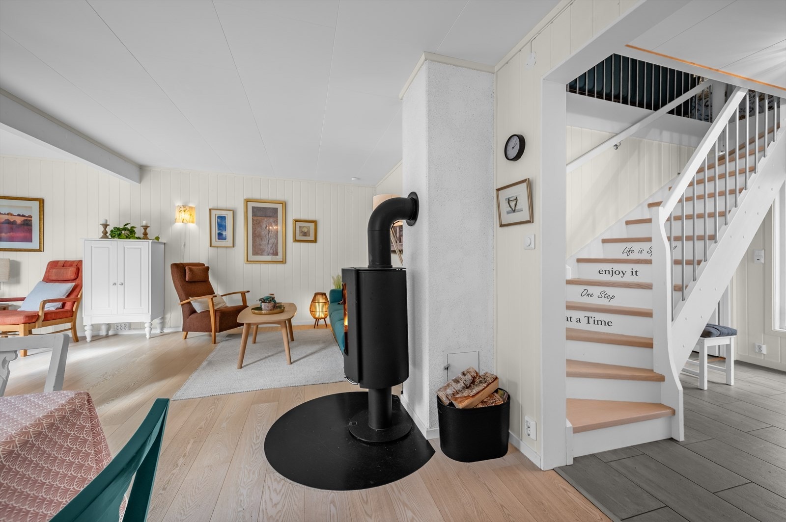 Fra entreen er det videre adkomst til en gang og de øvrige rommene i etasjen, samt trapp opp til boligens øvre etasje. Galleribilde