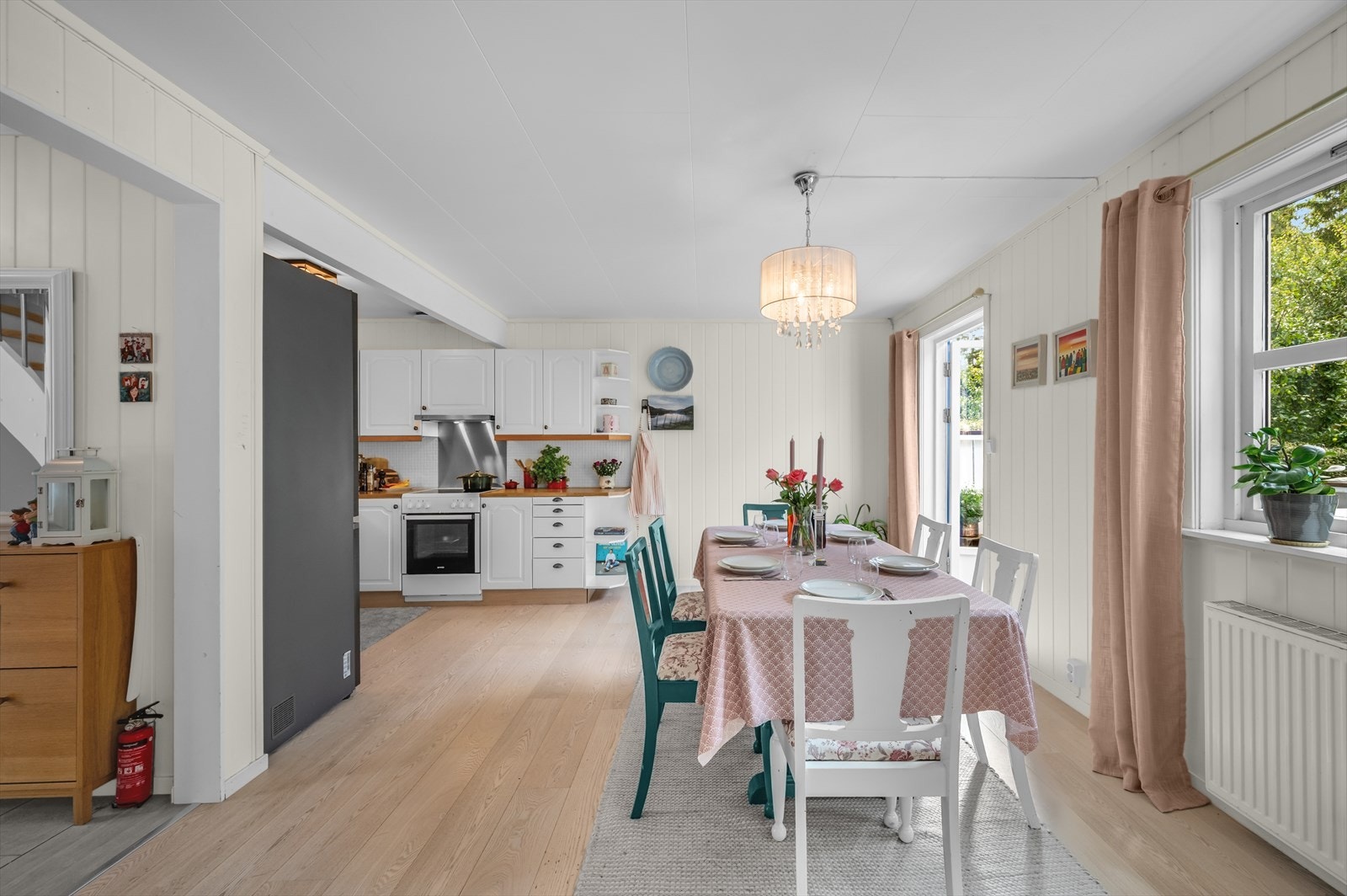 Radiatorer og felles varmt forbruksvann fra sentralvarmeanlegg. Galleribilde