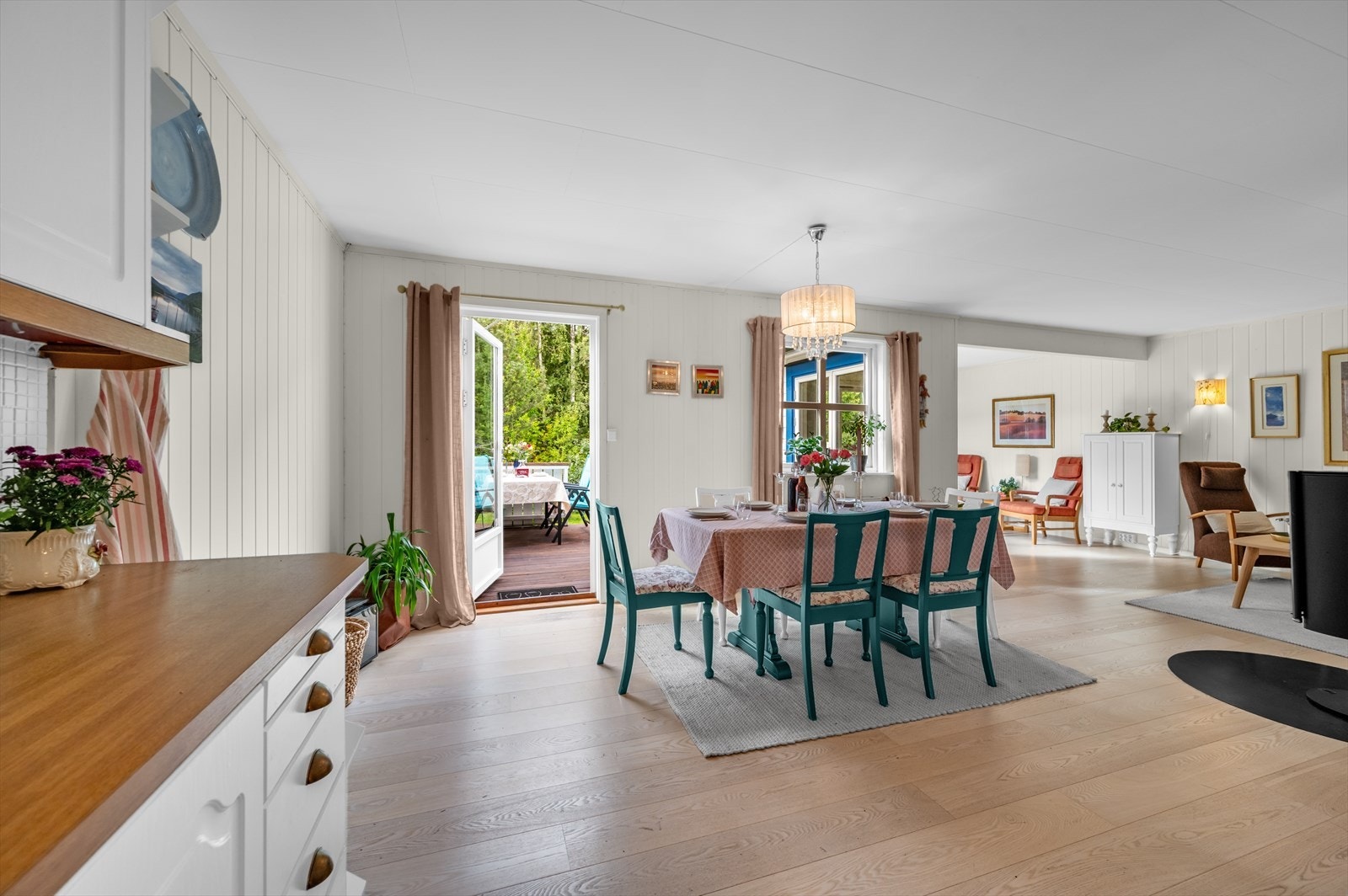 Hyggelig spisestue i nærheten av kjøkkenet. Meget praktisk plassering som blir fort familiens samlingspunkt, og egner seg like godt til koselige familiemiddager, som til lekselesing. Galleribilde