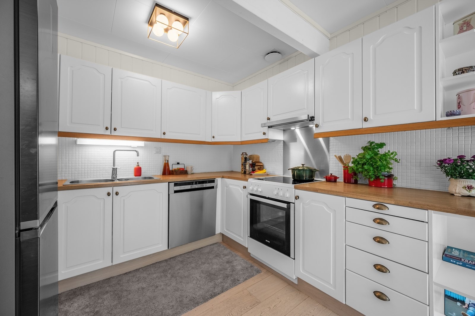 Her er det god benke- og oppbevaringsplass for de som er glade i å lage mat. Av hvitevarer har kjøkkenet komfyr med keramisk platetopp, oppvaskmaskin og plass til et kjøleskap. Galleribilde