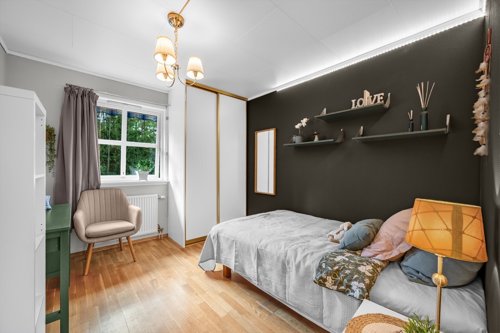 Soverom 2 i 2. etasje. God størrelse på rommet med skyvedørsgarderobe. Galleribilde