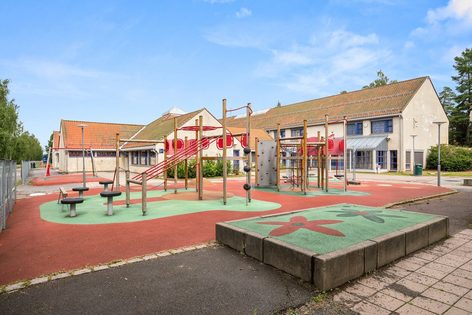 Seterbråten barneskole en kort gange fra boligen. Galleribilde