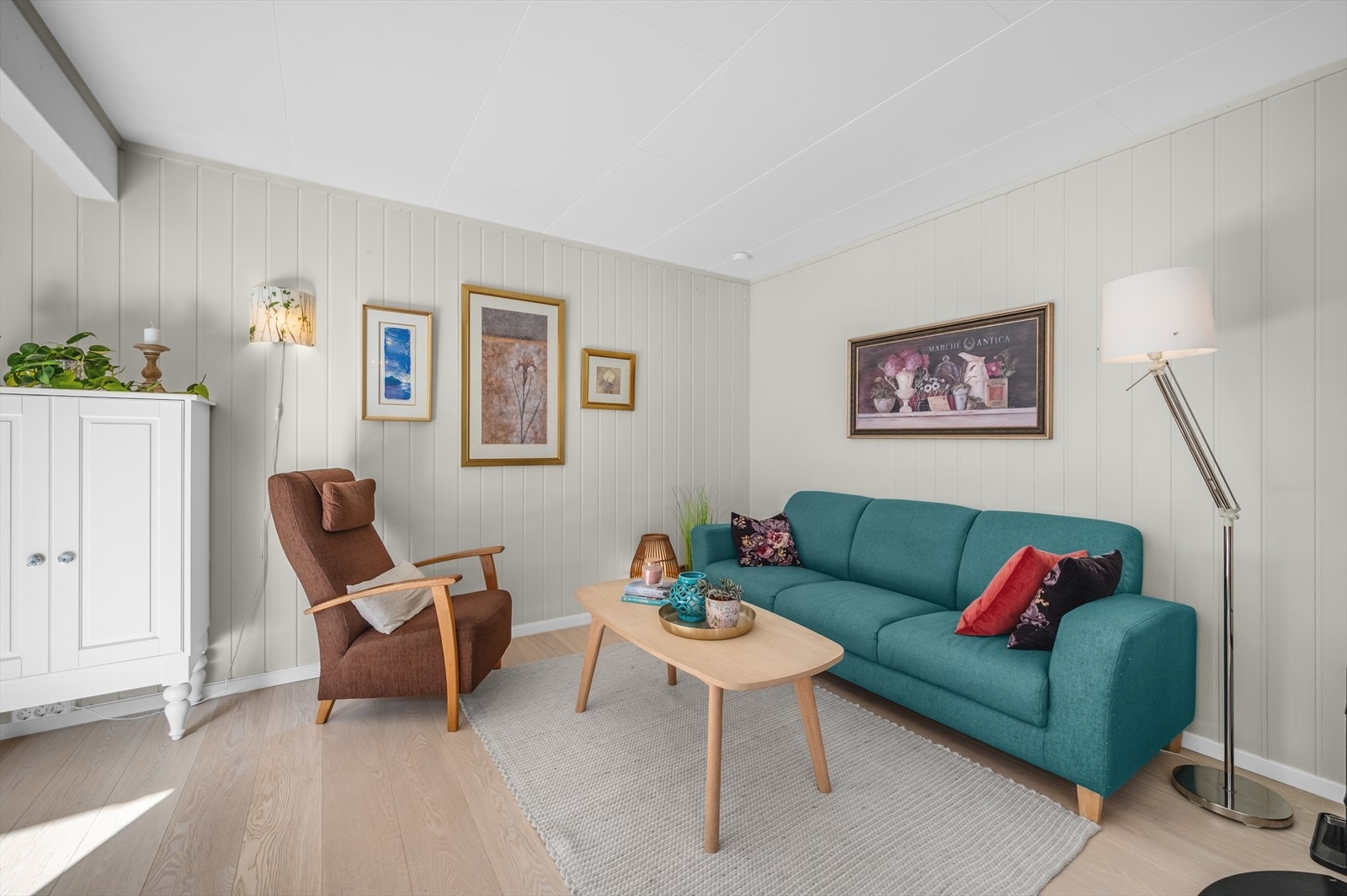 Det er lyse panelvegger og 1-stavs parkett lagt på gulvet. Galleribilde