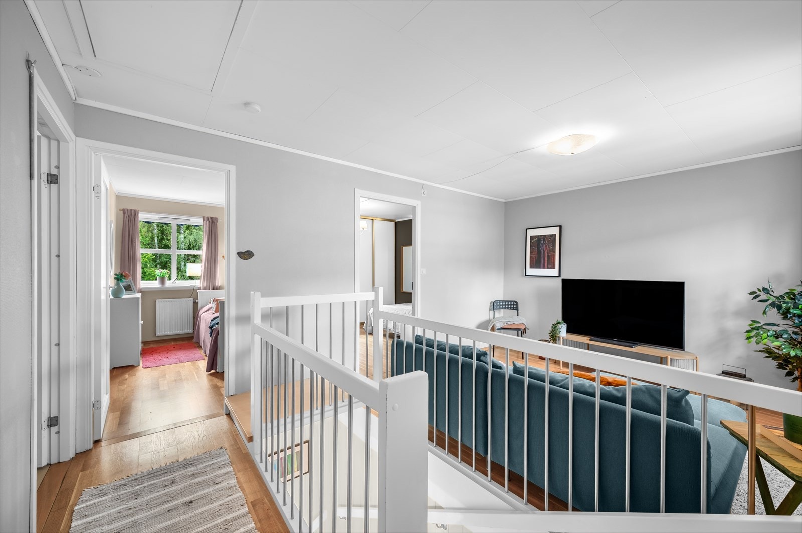 2.etasje består av 3 soverom, TV-stue og et lekkert baderom. Det er luke opp til kaldtloft med gode lagringsmuligheter. Galleribilde