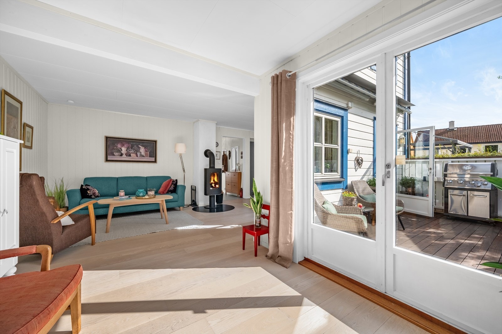 Luftig stue med store, gode vindusflater. Utgang til terrassen på begge sider av rommet, både ved kjøkkenet og ved stuen. Galleribilde