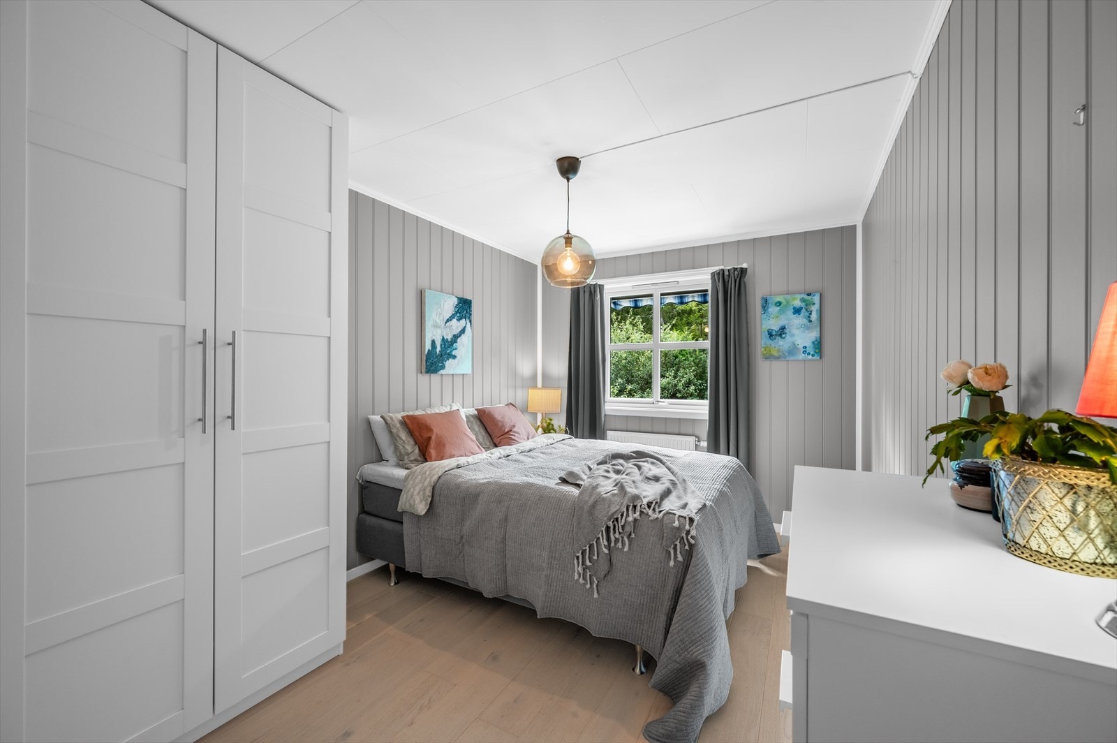 Romslig hovedsoverom med stort garderobeskap. Galleribilde