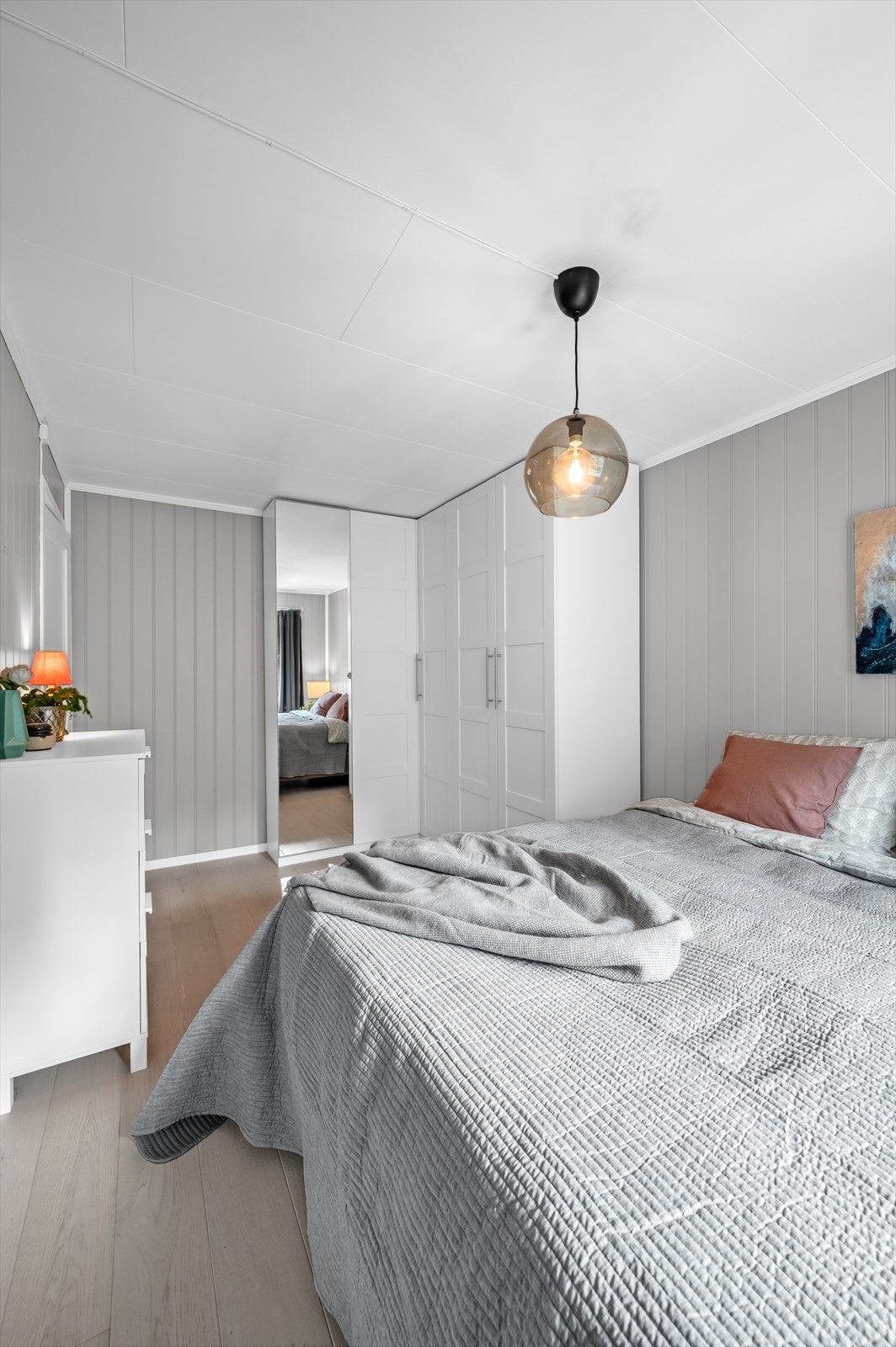 Boligen byr på 4 soverom av god størrelse, alle med gode plassmuligheter for oppbevaring av tøy. Det er 3 soverom i 2.etasje og 1 soverom i første. Galleribilde