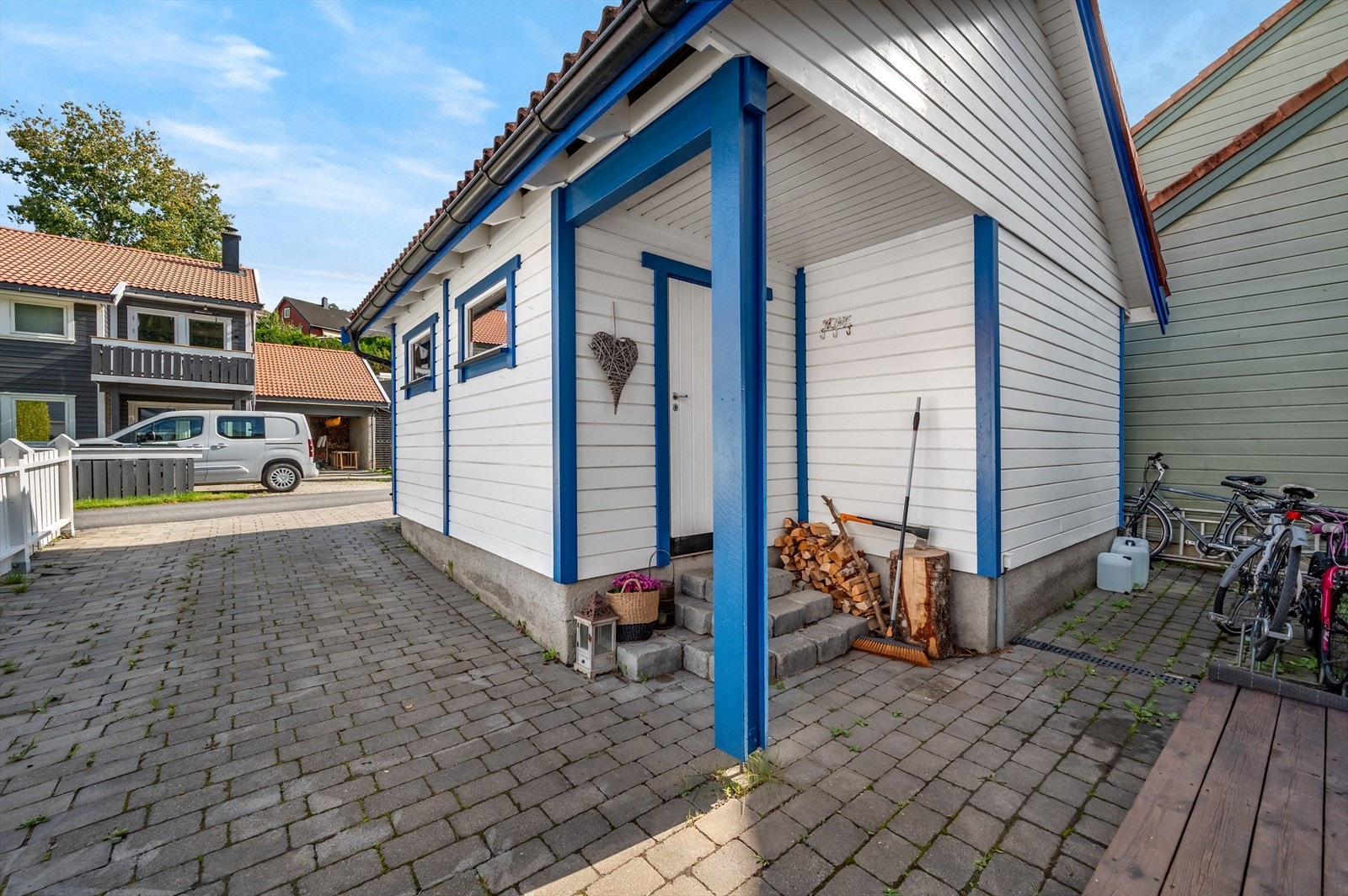 Inngang til garasje på baksiden. Galleribilde