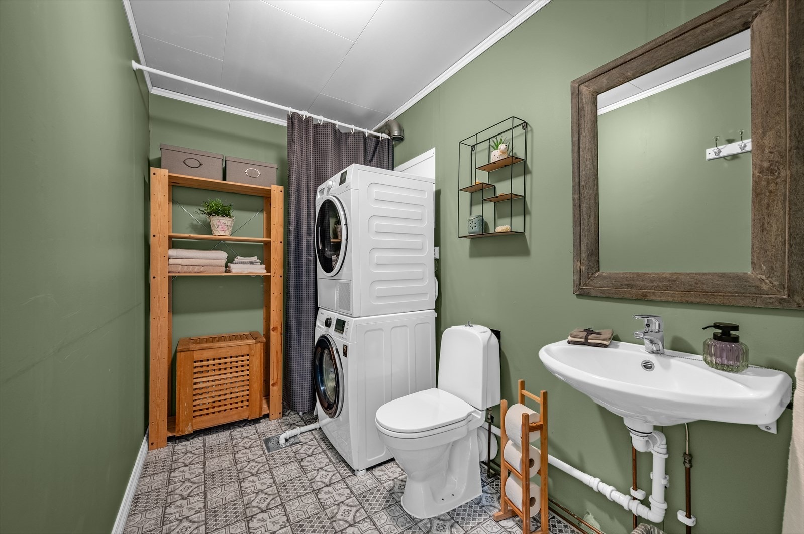 Vaskerom med WC ved entréen i første etasje. Rommet er utstyrt med et gulvmontert toalett, servant og opplegg for vaskemaskin. Rommet er byggemeldt som bod og ikke bruksendret. Galleribilde