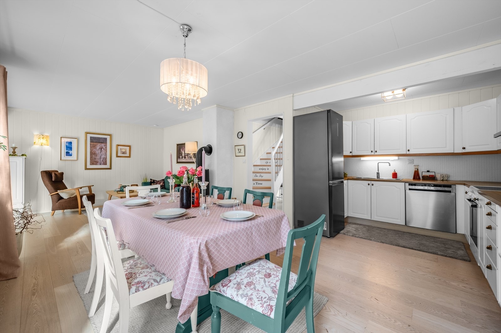 Det er godt med plass til flere sittegrupper og spisestue. Galleribilde