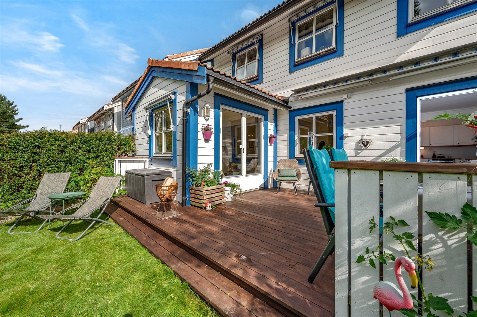 Fra stuen er det utgang til vestvendt terrasse på ca. 20,7 m² med plass til hyggelige sittegrupper. Galleribilde