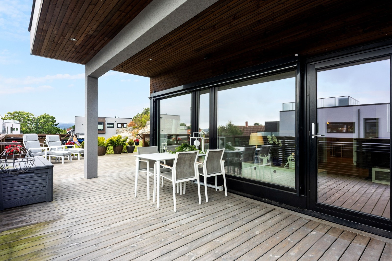 Terrasse på to sider av leiligheten. Galleribilde