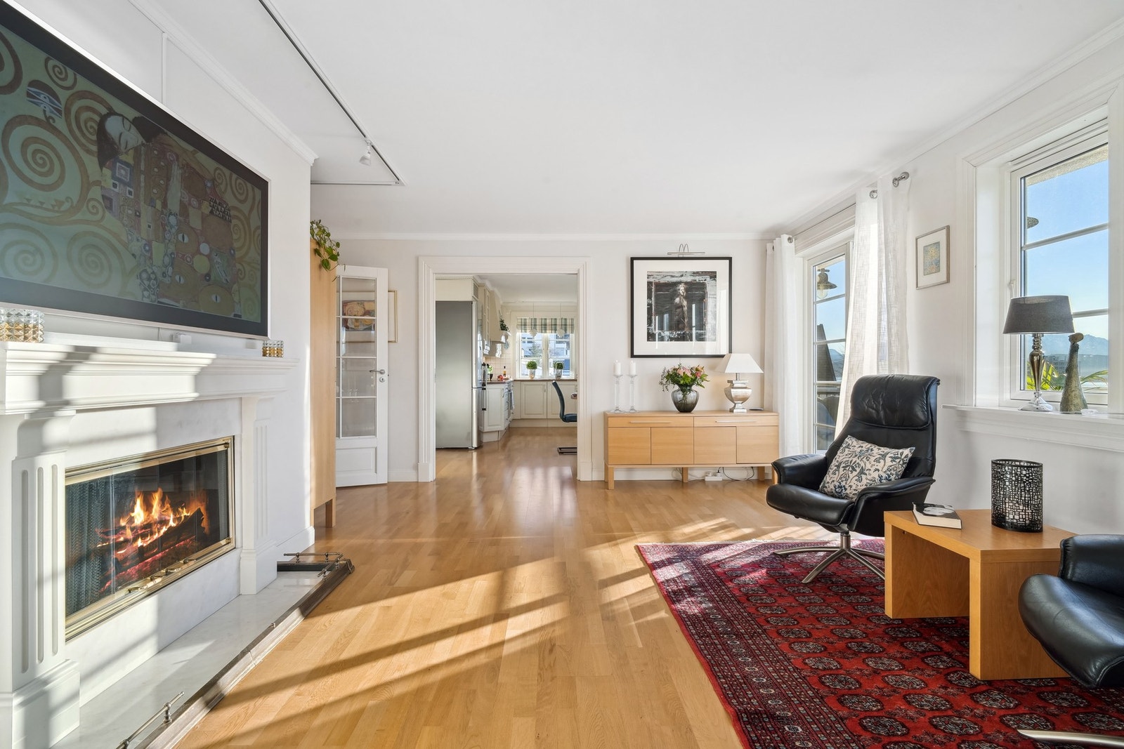 Komforten i leiligheten blir ivaretatt av vannbåren gulvvarme i 2.etasje og en klassisk ''Engelsk peis''. Galleribilde