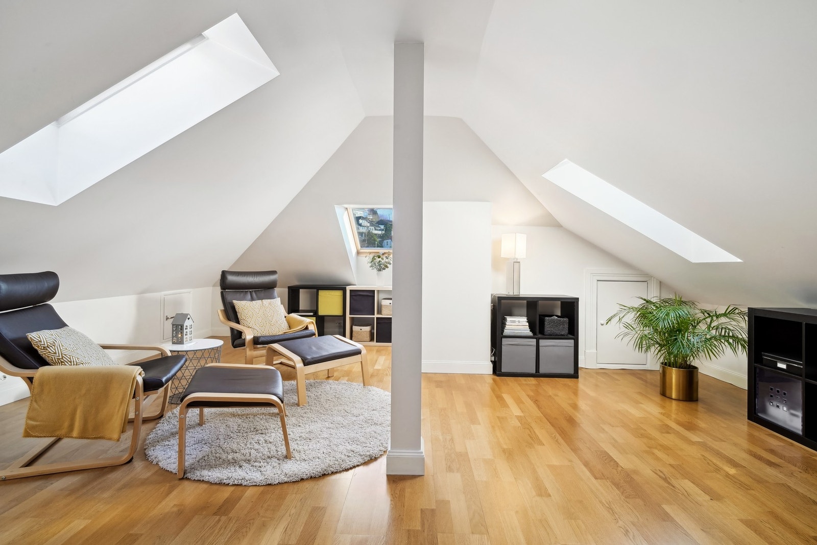 Romslig loftstue med skråtak, og takvinduene sørger for mye lysinnslipp. Her er det raftekott som gir godt med lagringsmuligheter. Galleribilde