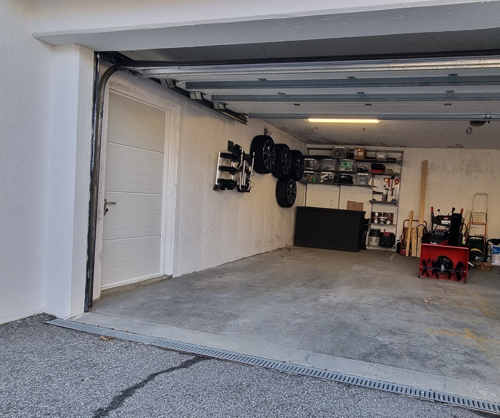 Garasjen har betonggulv. Det er vedlikeholdsfri port med portåpner og vedlikeholdsfri dør. Galleribilde