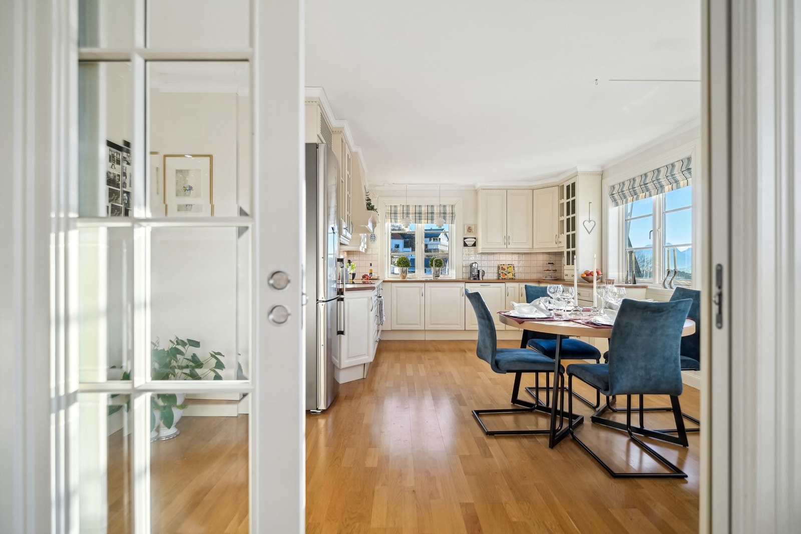 Kjøkkenet ligger åpent og sosialt, men samtidig adskilt fra stuen. Galleribilde