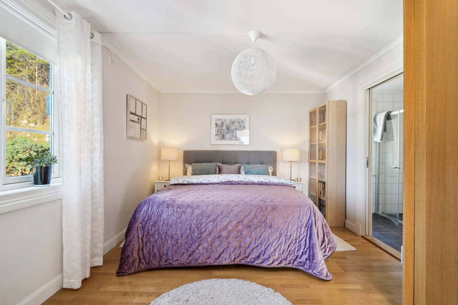 Innredet med dobbeltseng og nattbord. Du har også direkte adkomst til badet fra soverommet. Galleribilde