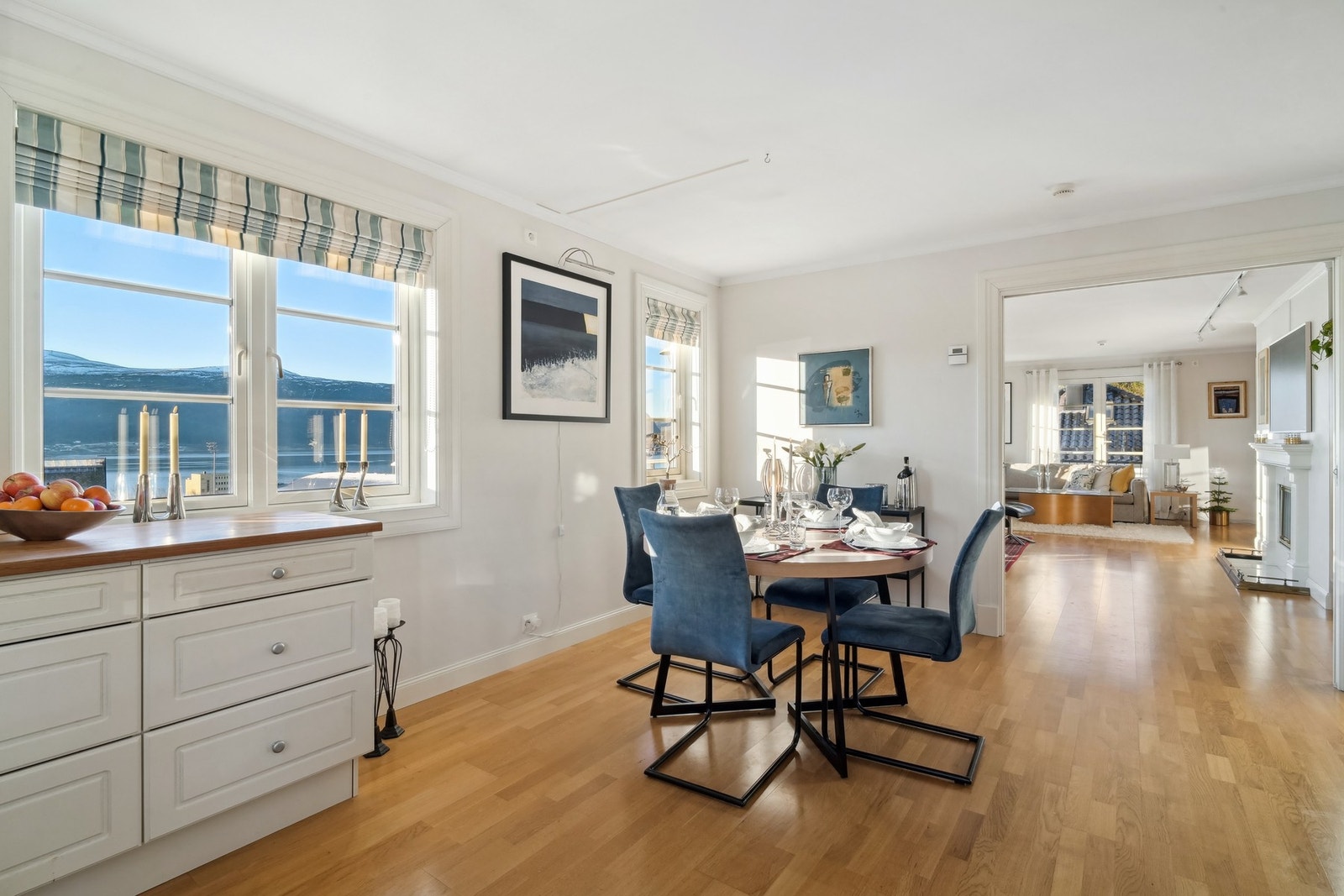 Spisegruppen er plassert mot de sydvendte vinduene og herfra nyter du flott utsikt. Galleribilde