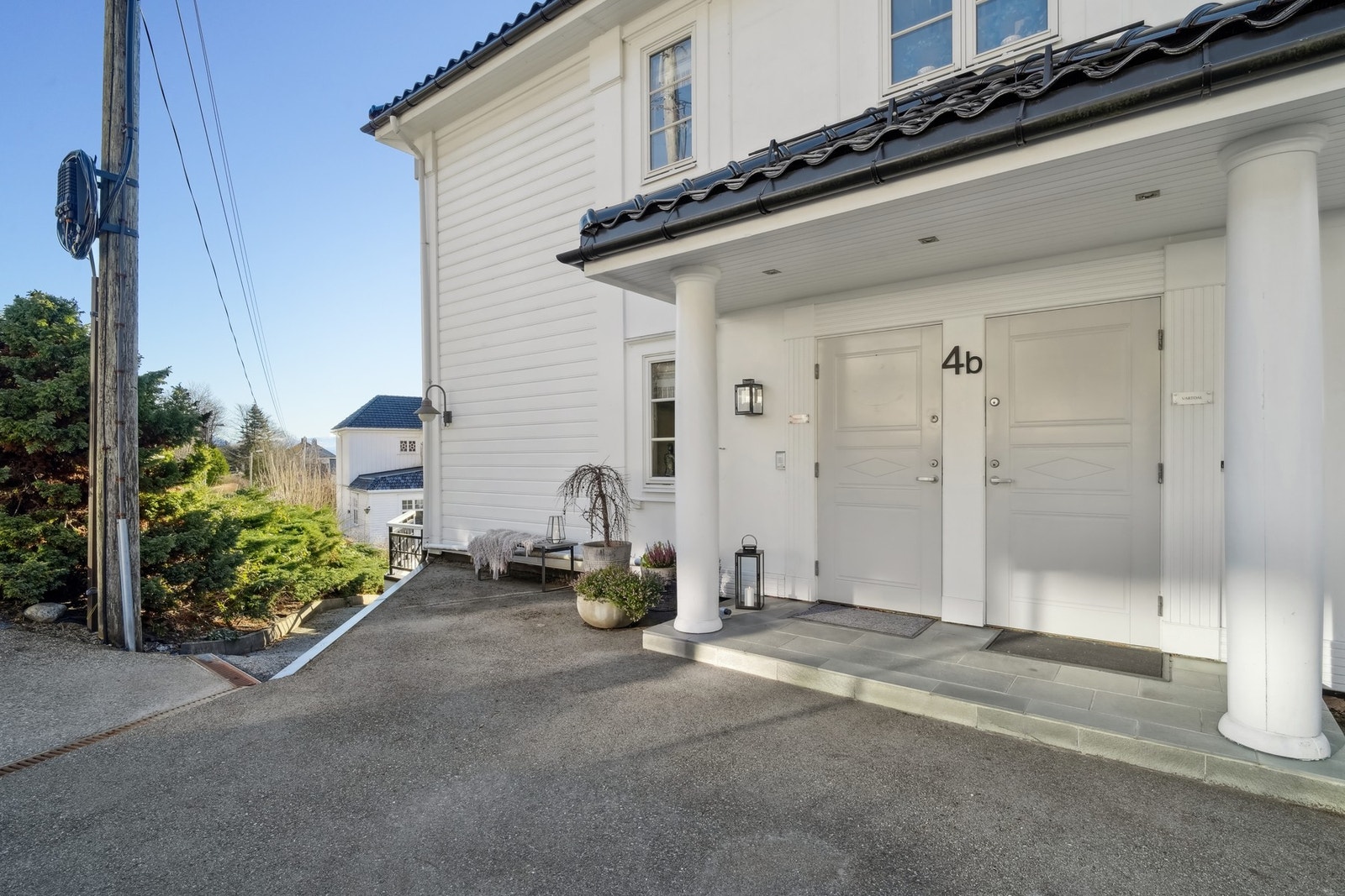 Det er felles flislagt inngangsparti med overbygg til leilighetene. Galleribilde