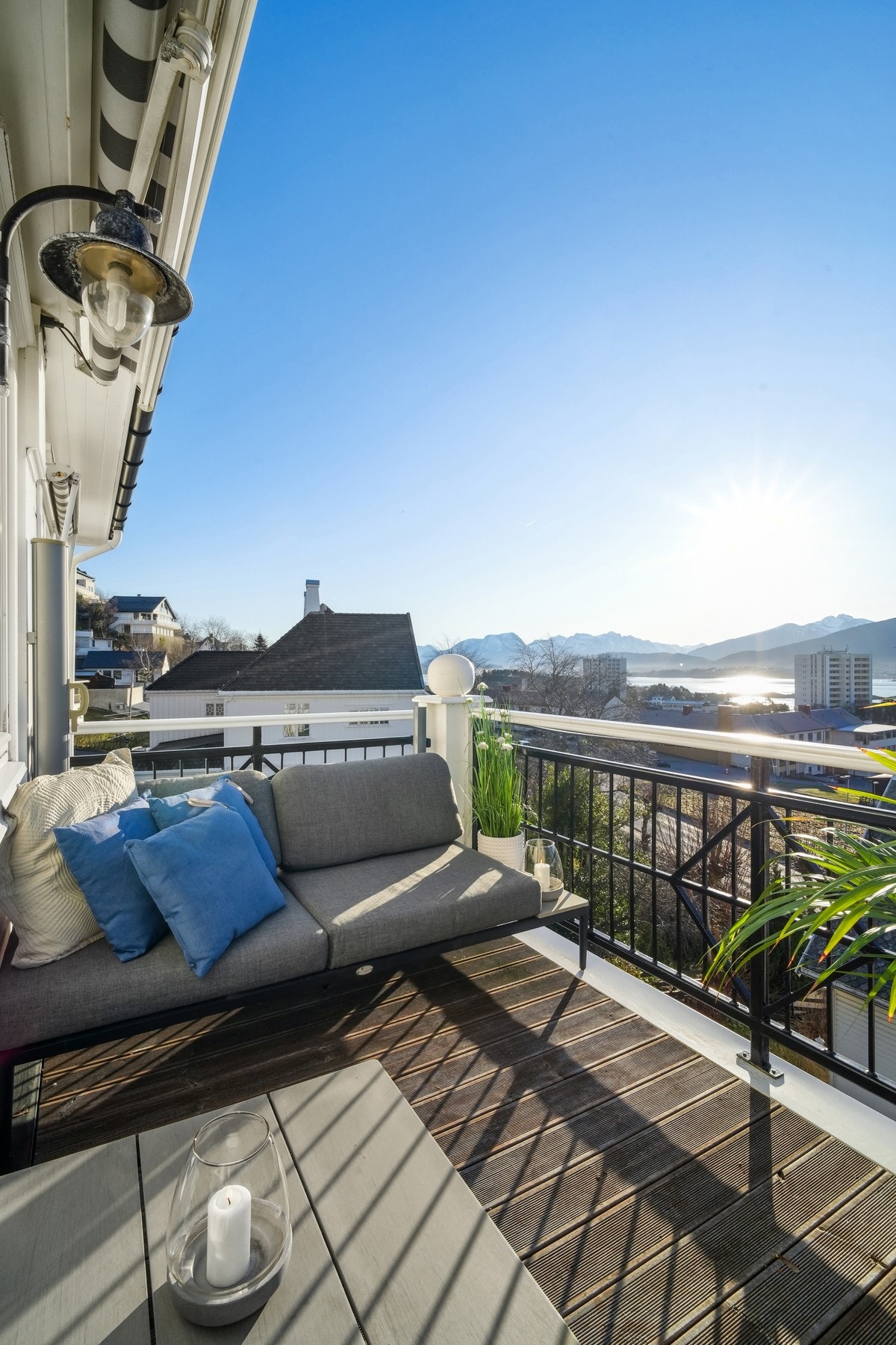 Vi tar turen ut til den solrike balkongen igjen som har god plass til sittegruppe. Galleribilde