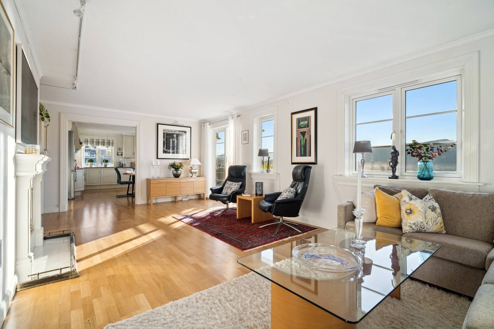 Stuen ligger i en delvis åpen løsning mot kjøkkenet. Galleribilde