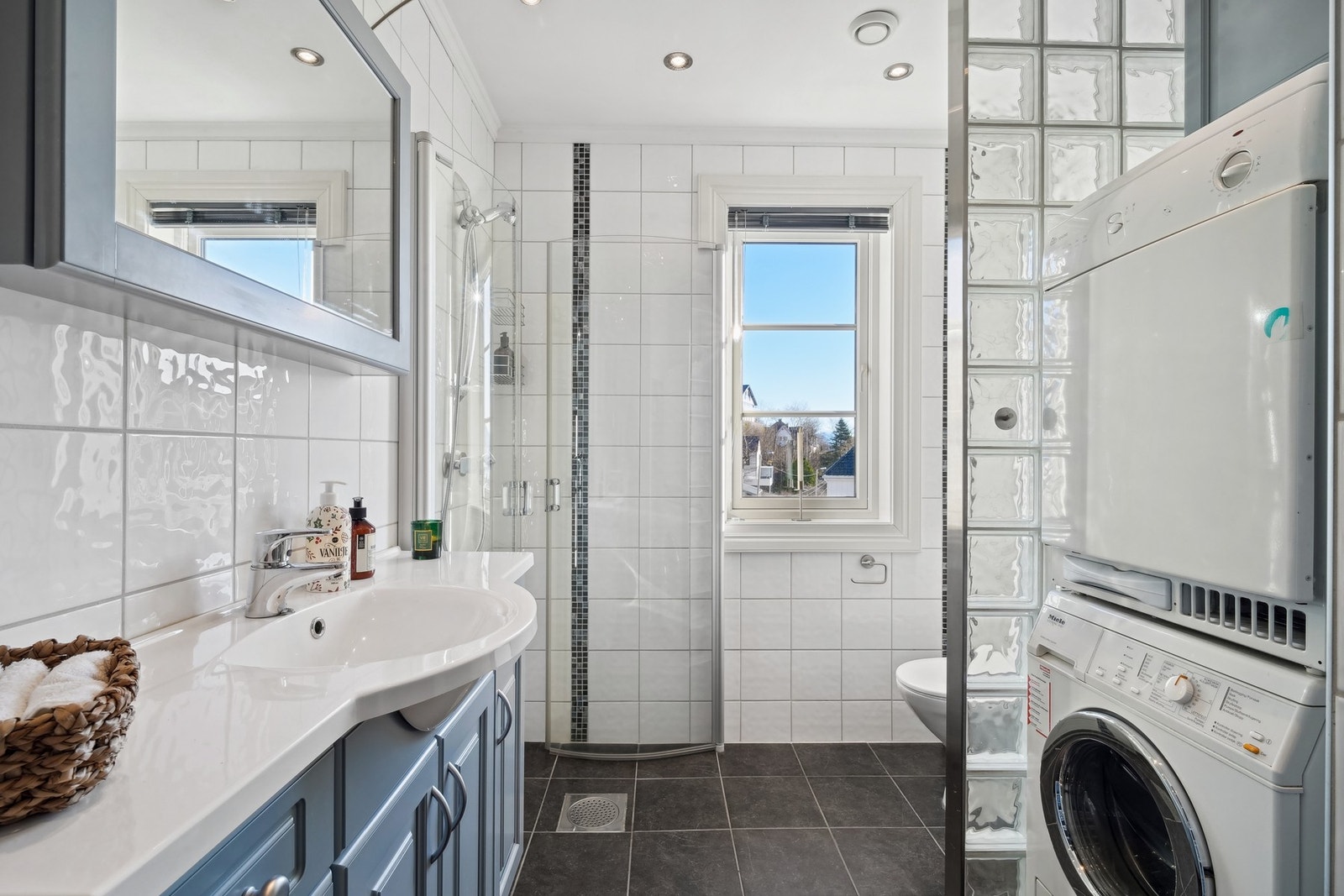 Bad nr. 2 i leiligheten er også helfliset med vannbåren gulvvarme, samt at det er halogenspotter med dimming i himlingen. Galleribilde